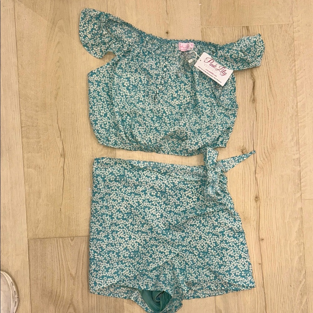 Pink Lily Teal flower skort and top set. Size small